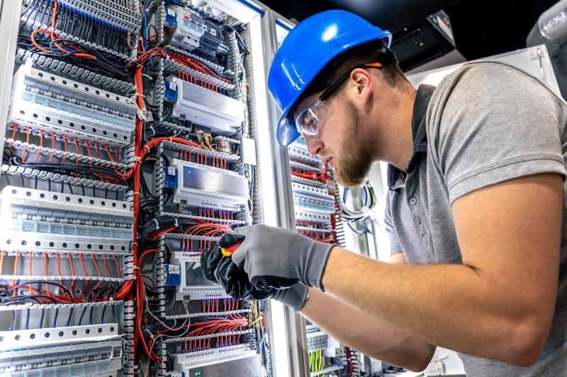 Why More Contractors Are Turning To Electrician Staffing Agencies
